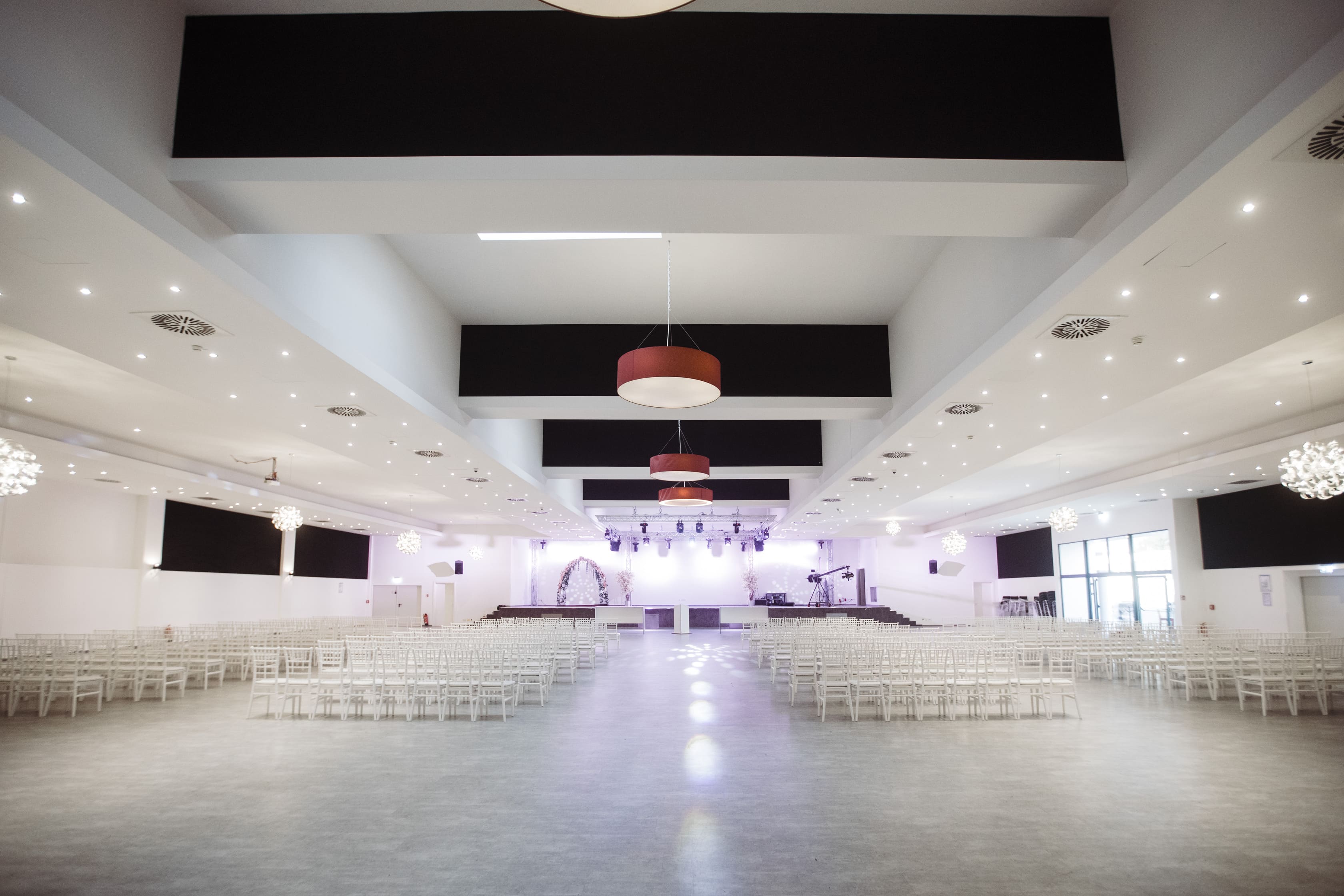 Der große Saal mit Bühne und LED-Wand