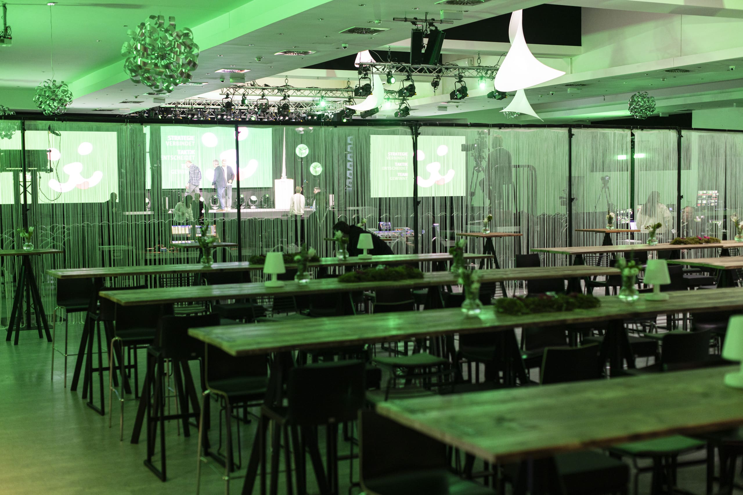 Gala-Dinner an langen Tafeln im stimmungsvollen Licht