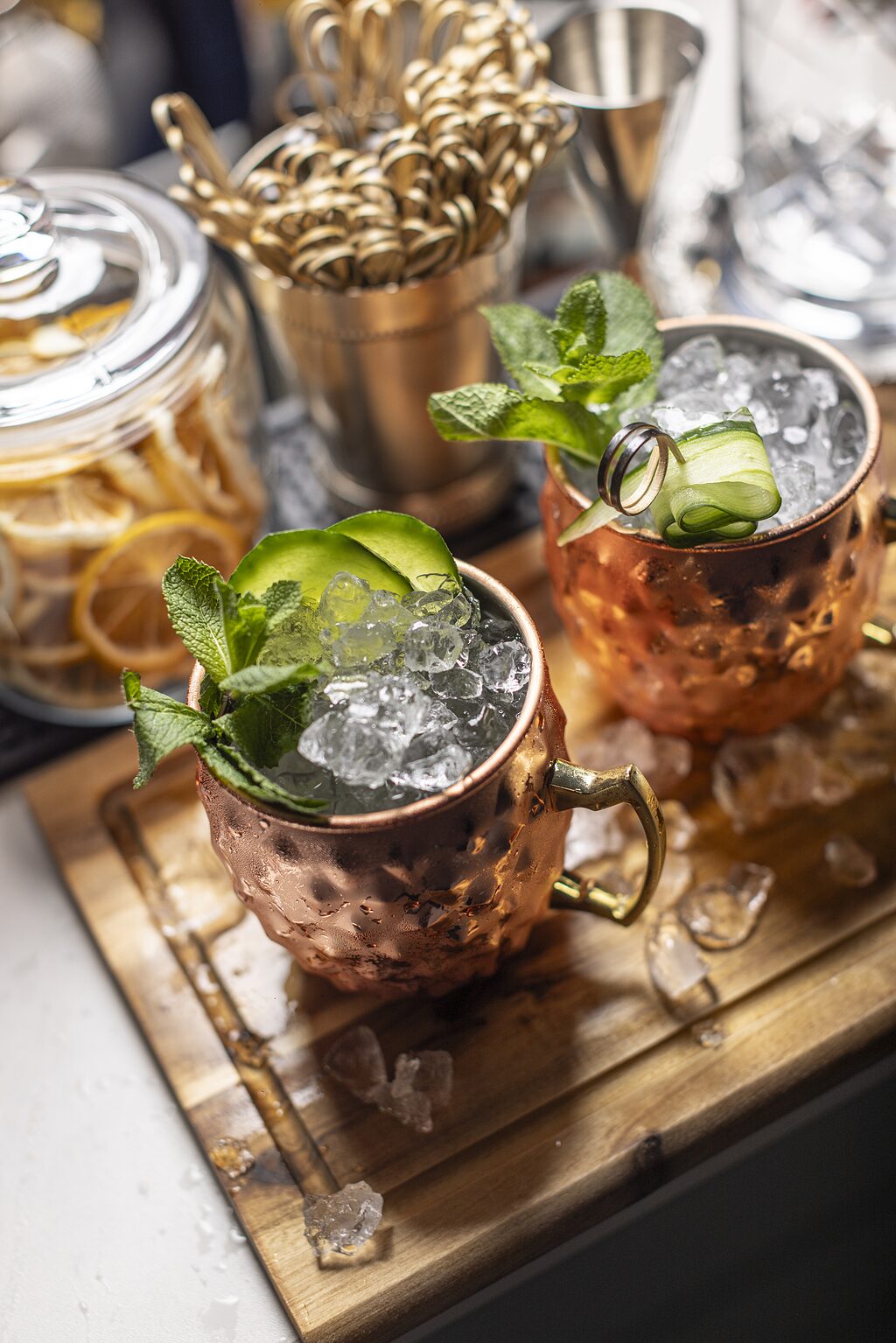 Cocktails in Kupferbechern an der Bar der Visaal Event Location Krefeld