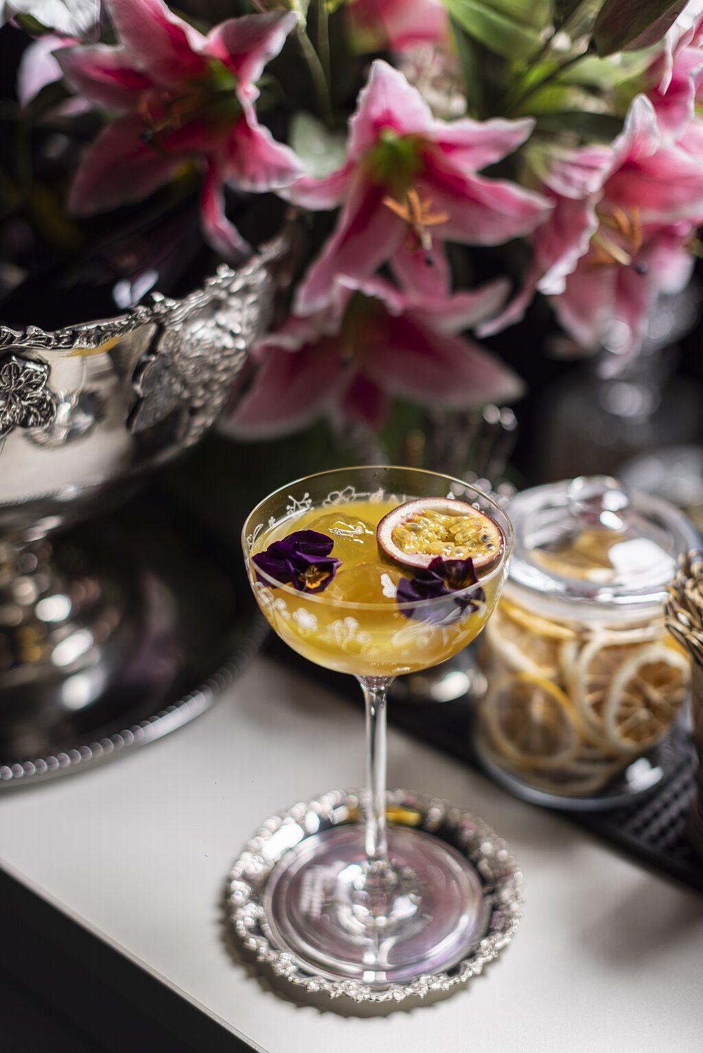 Cocktail mit Passionsfrucht und essbaren Blüten an der Bar der Visaal Event Location Krefeld