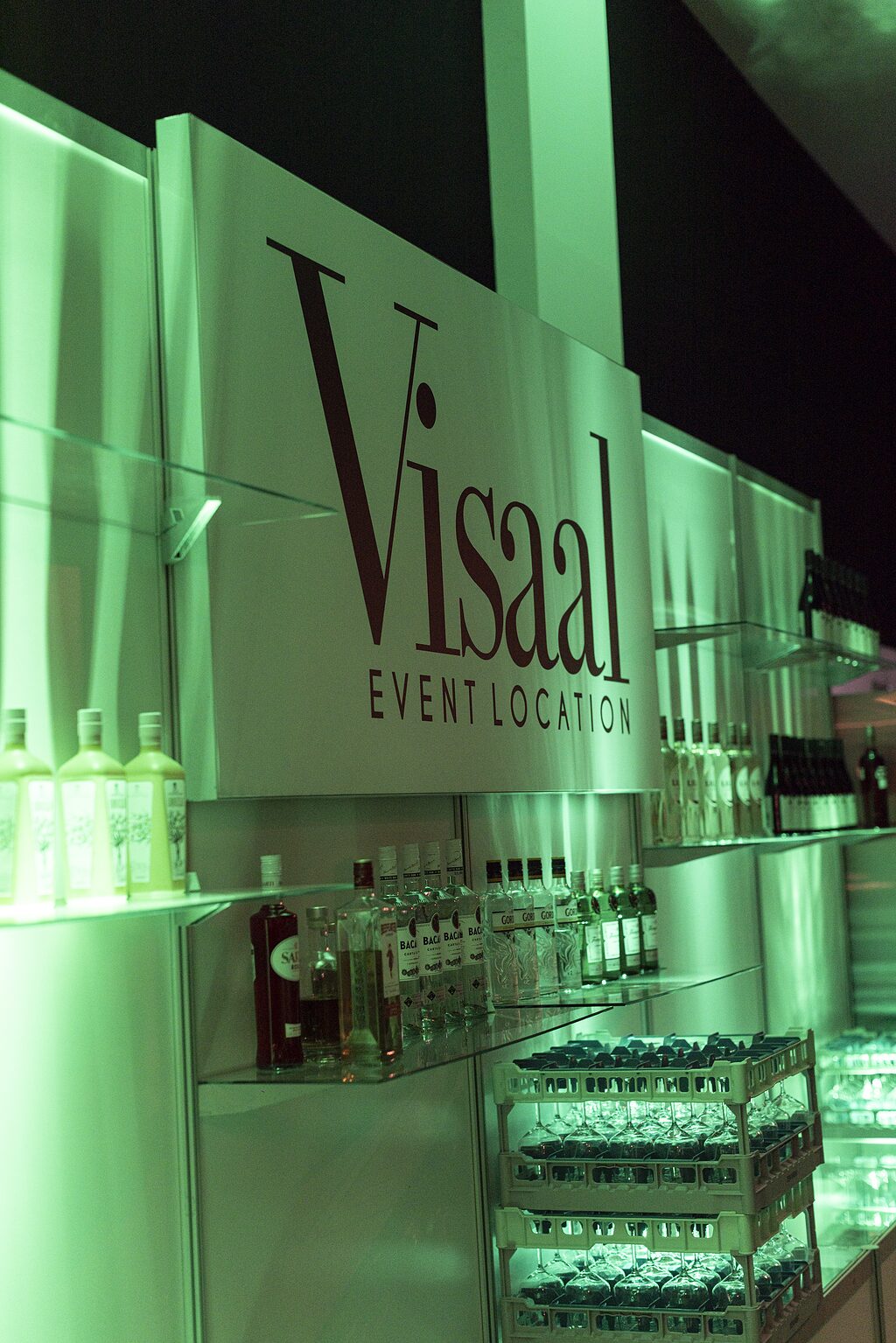 Die hauseigene Bar der Visaal Event Location mit beleuchtetem Rückbuffet