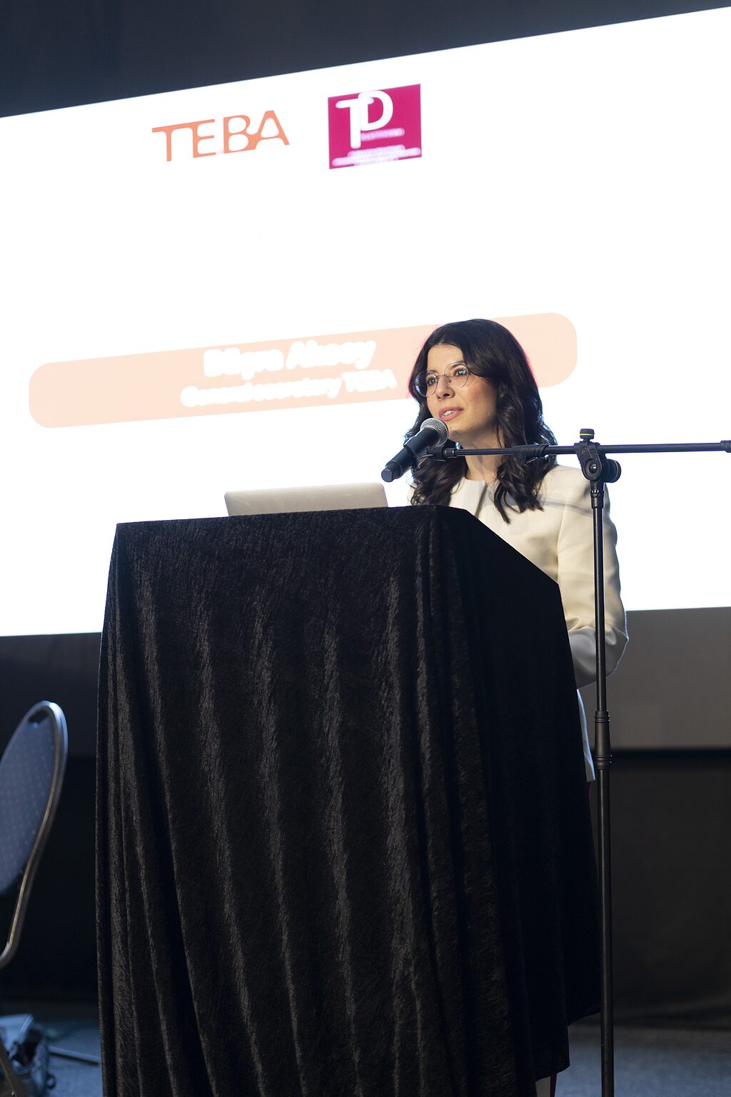 Vortrag auf der Bühne mit Präsentation bei einer Konferenz in der Business-Location Krefeld