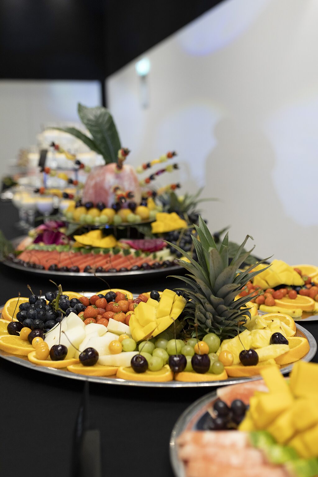 Kalte Platten mit Obst und Lachs am Gala-Buffet der Eventlocation in Krefeld