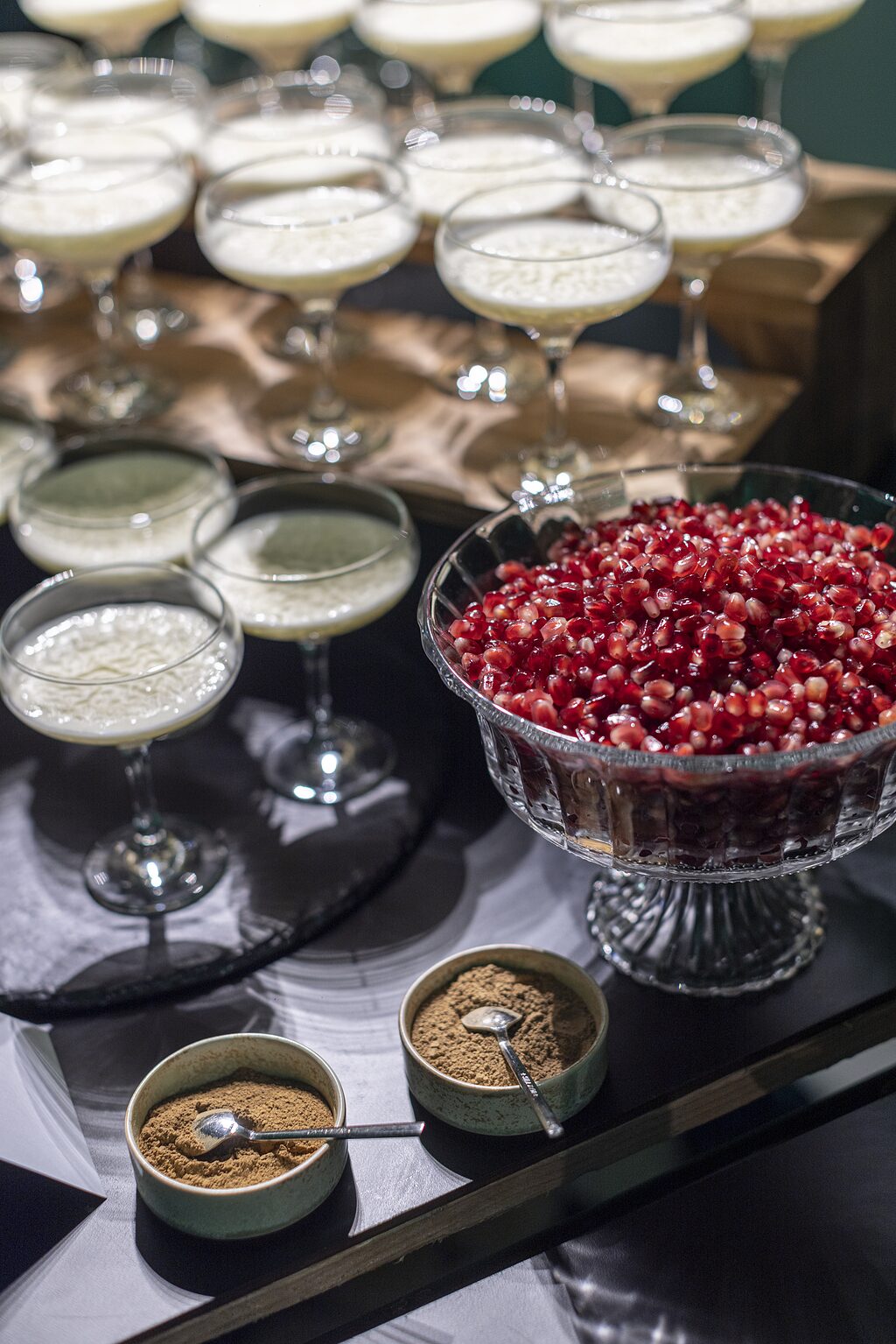 Dessertbuffet mit Gläsern, Granatapfel und Zimt in der Visaal Event Location Krefeld