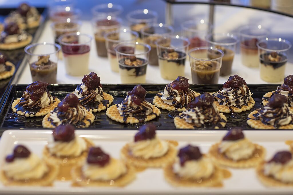 Dessertbuffet mit Törtchen bei einer Firmenfeier im Visaal Krefeld