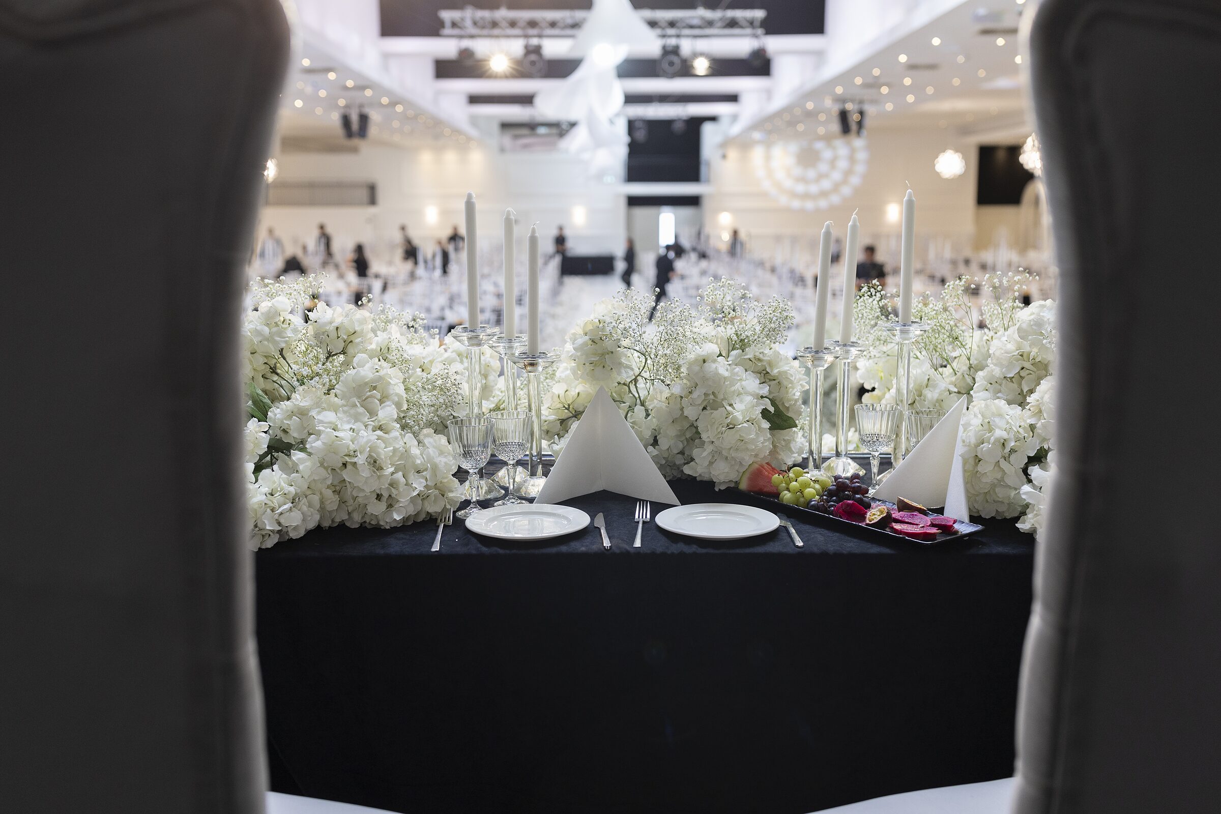 Festlich eingedeckte Tafel mit weißen Hortensien im großen Saal der Visaal Event Location Krefeld