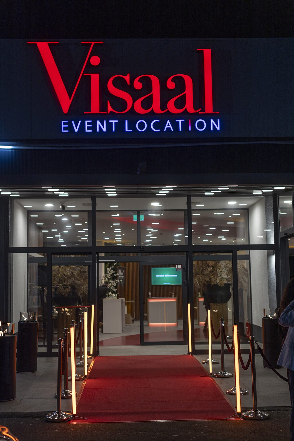 Roter Teppich am beleuchteten Eingang der Visaal Event Location Krefeld am Abend