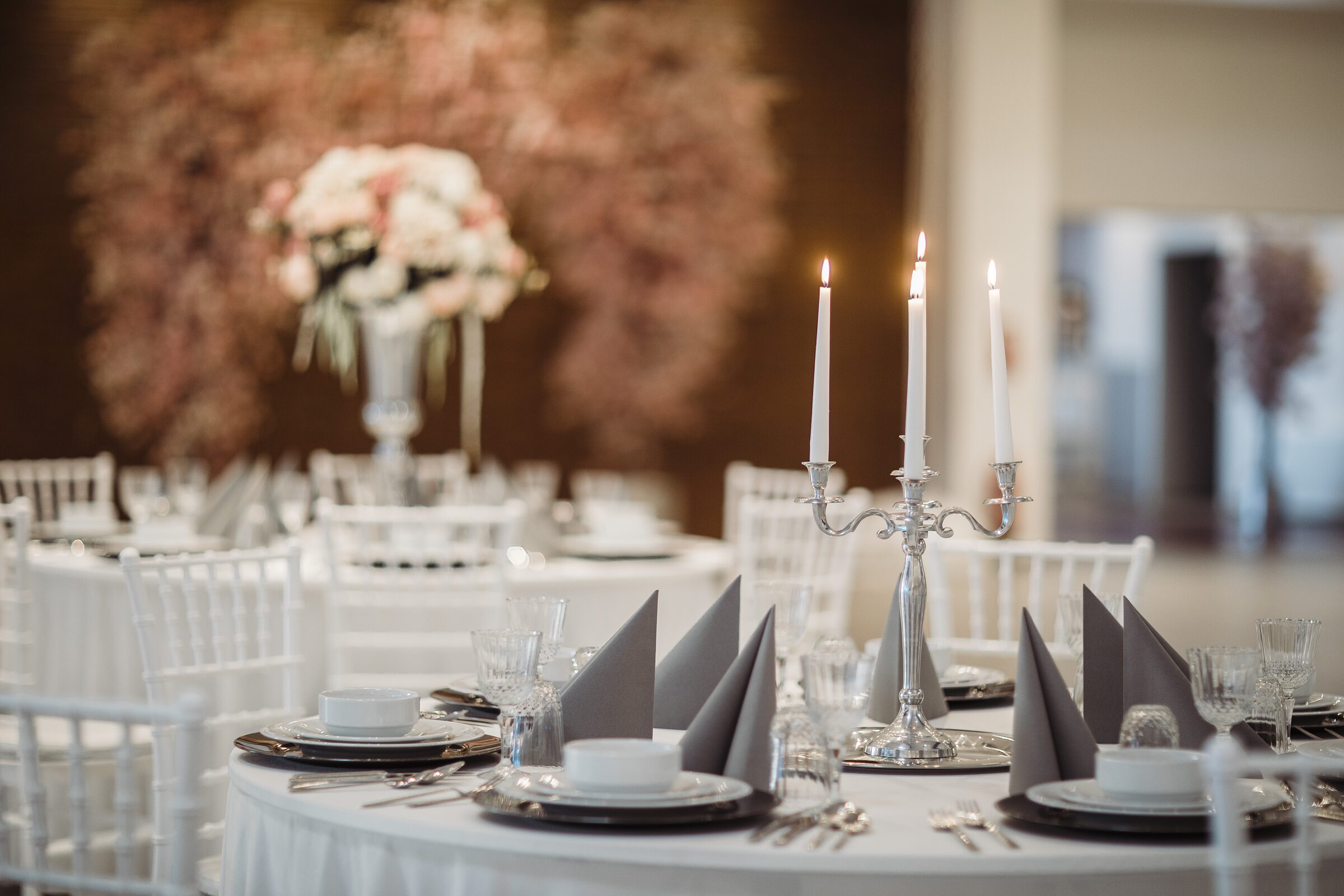 Festtafel mit Kerzenleuchtern und Blütendekor in der Visaal Event Location Krefeld
