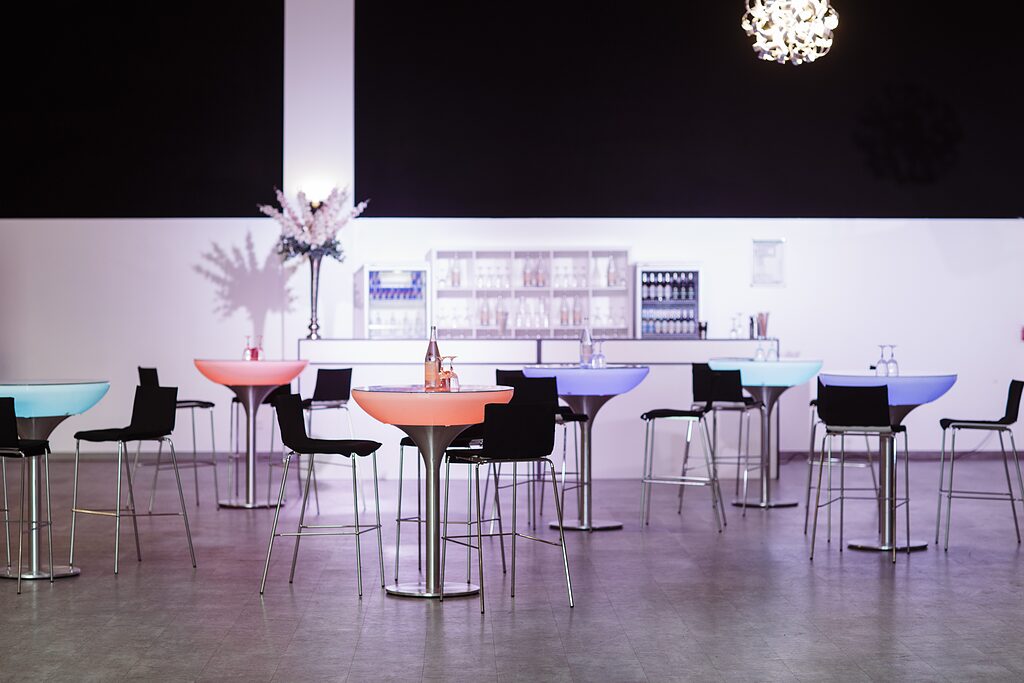 Das Foyer der Visaal Event Location Krefeld mit Lounge-Möbeln und eigener Bar