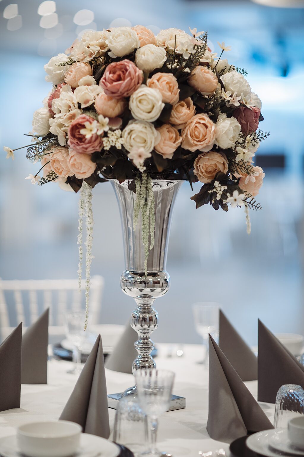 Gala-Tafel mit hohem Blumenarrangement in der Eventlocation Krefeld