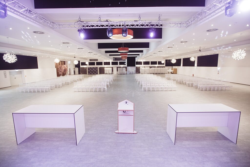 Der große Saal der Visaal Event Location Krefeld mit Bühne, Traversensystem und LED-Wand