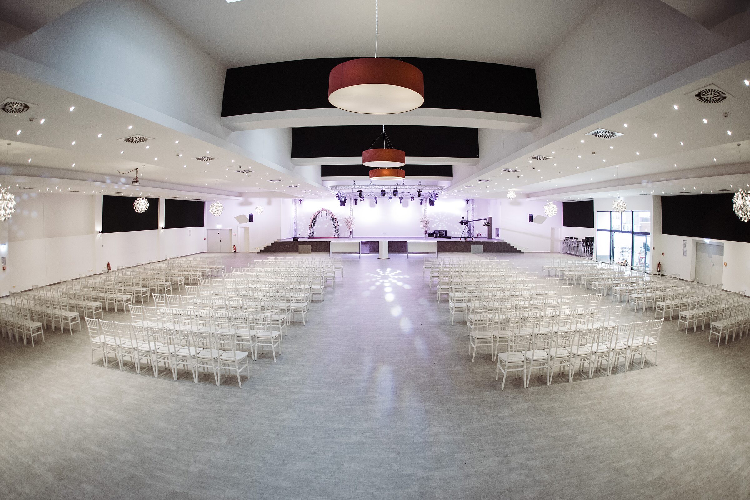 Der große Saal der Visaal Event Location Krefeld mit Reihenbestuhlung für 1.200 Gäste