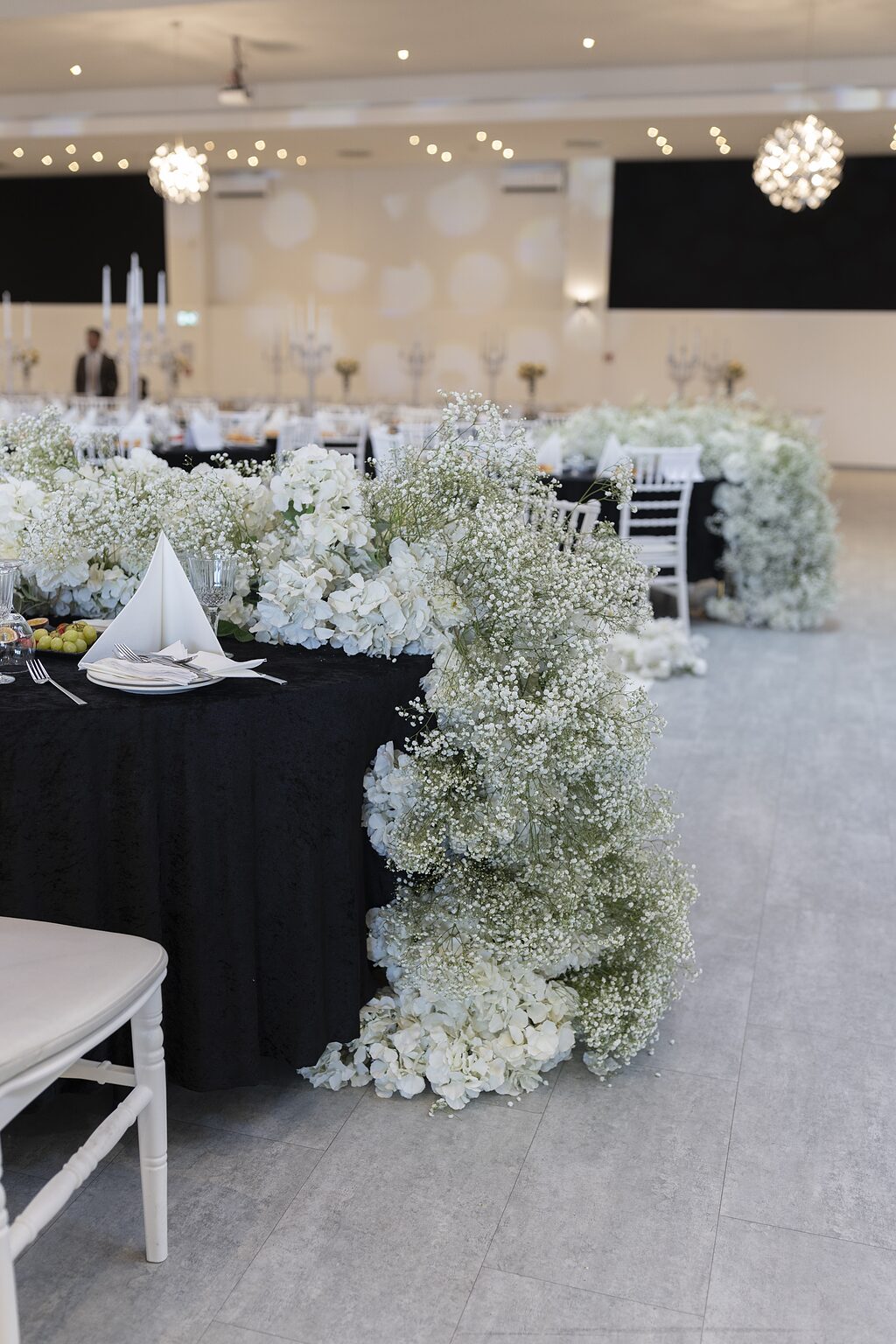 Hochzeitseindeckung mit weißen Hortensien in der Visaal Event Location Krefeld