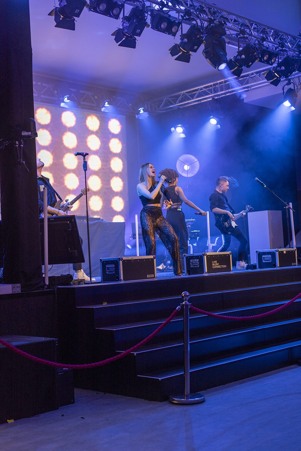 Bühne mit Lichtshow im Konzertsaal in Krefeld