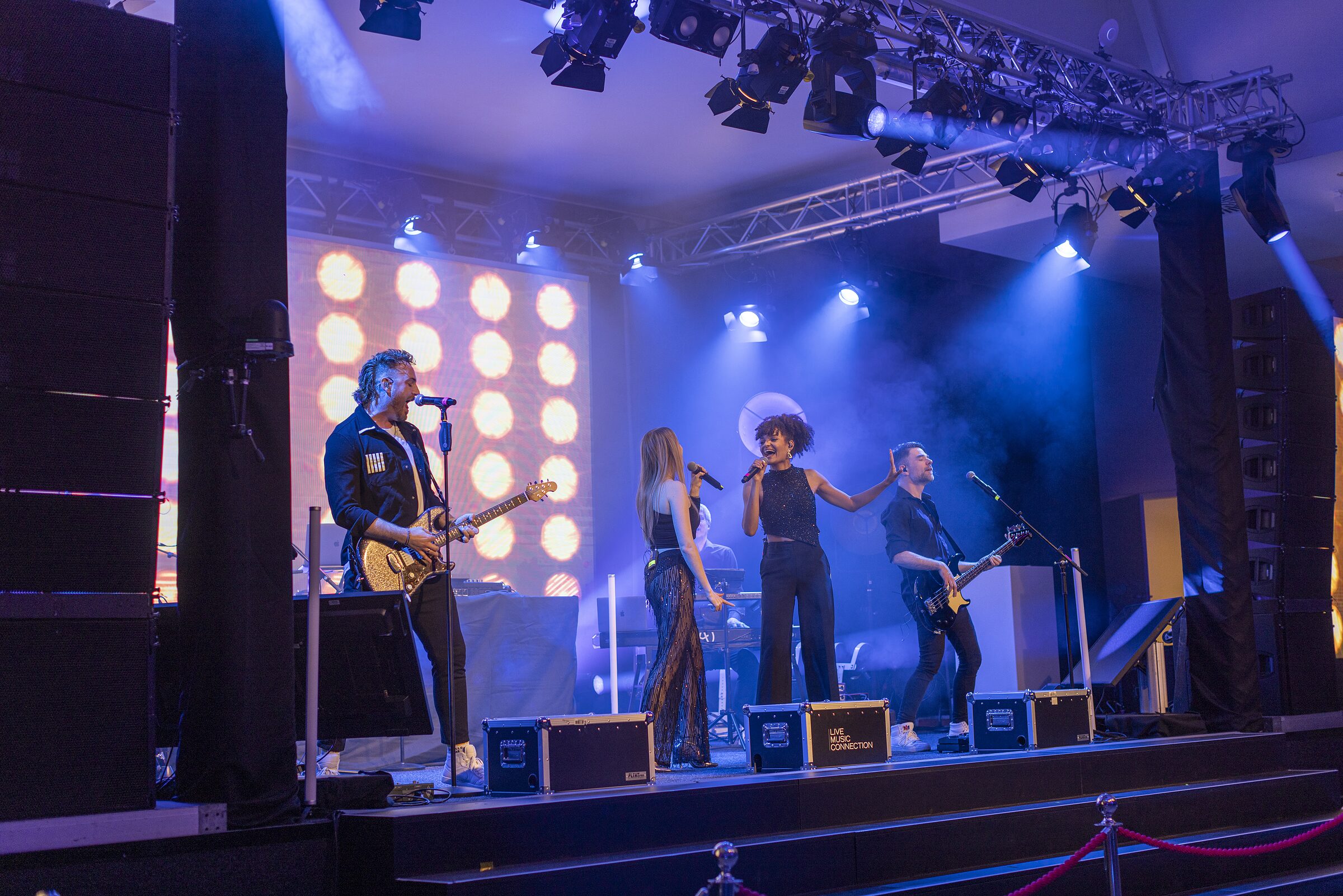 Liveband auf der Bühne mit Lichtshow im großen Saal der Visaal Event Location Krefeld
