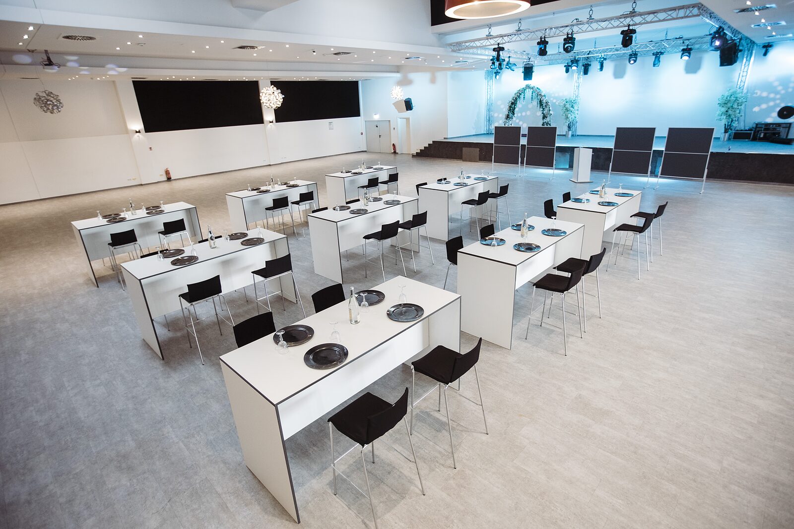 Ausstellungsfläche mit Standtischen in der Messehalle der Visaal Event Location Krefeld