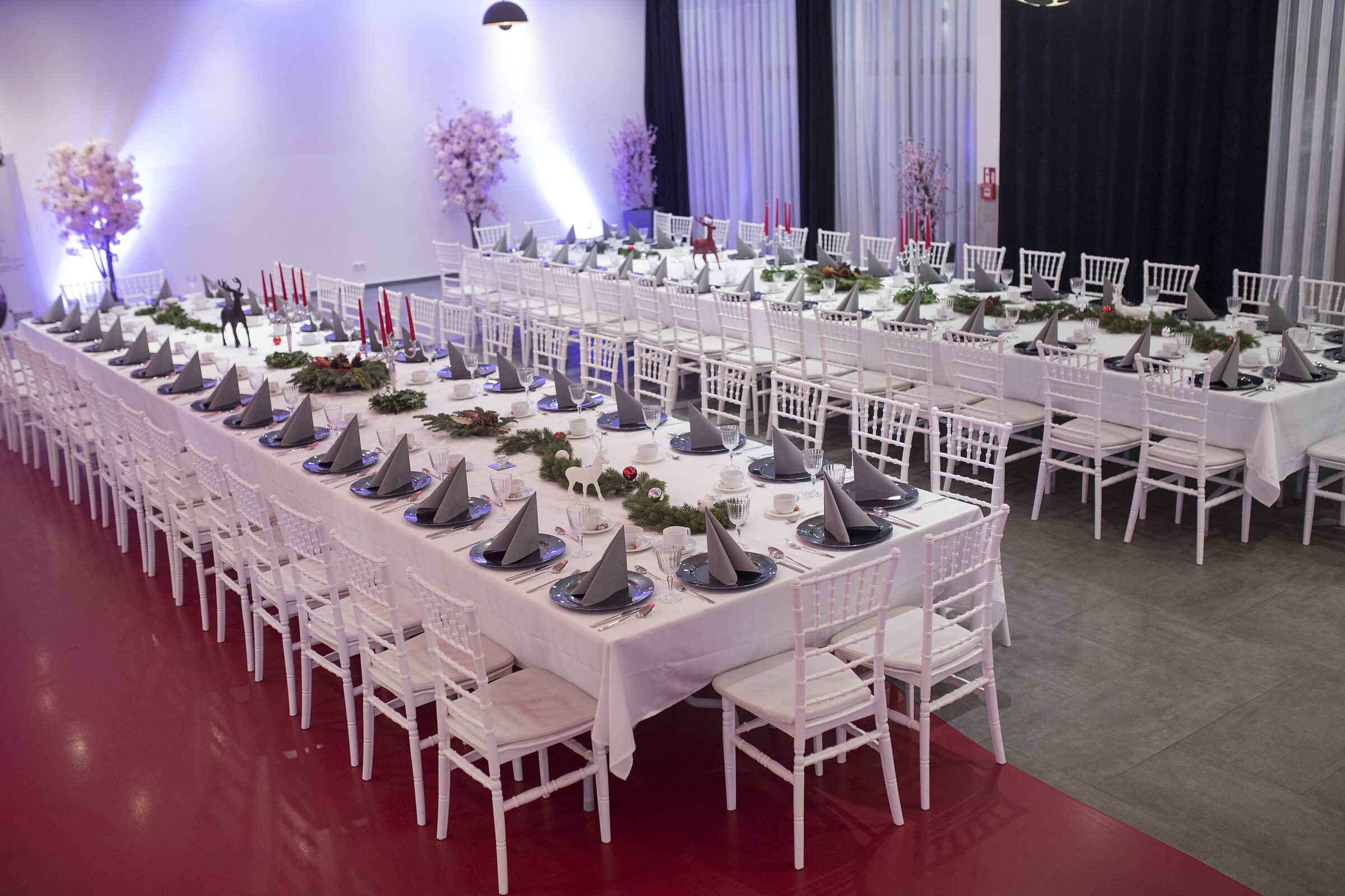 Langtafeln im großen Saal der Visaal Event Location Krefeld in warmer Lichtstimmung