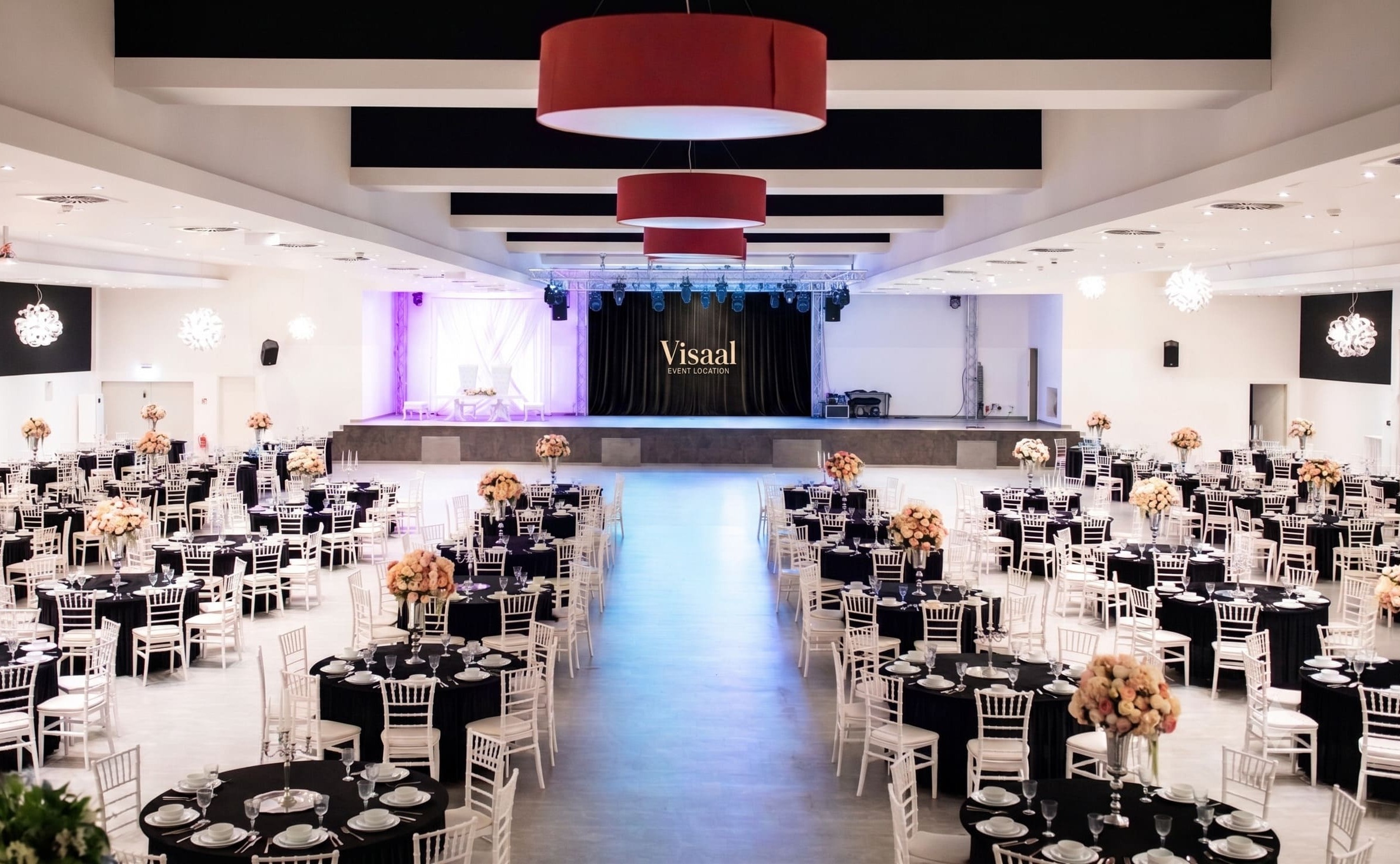 Der große Saal der Visaal Event Location in Krefeld – bestuhlt für eine Gala mit Blick zur Bühne