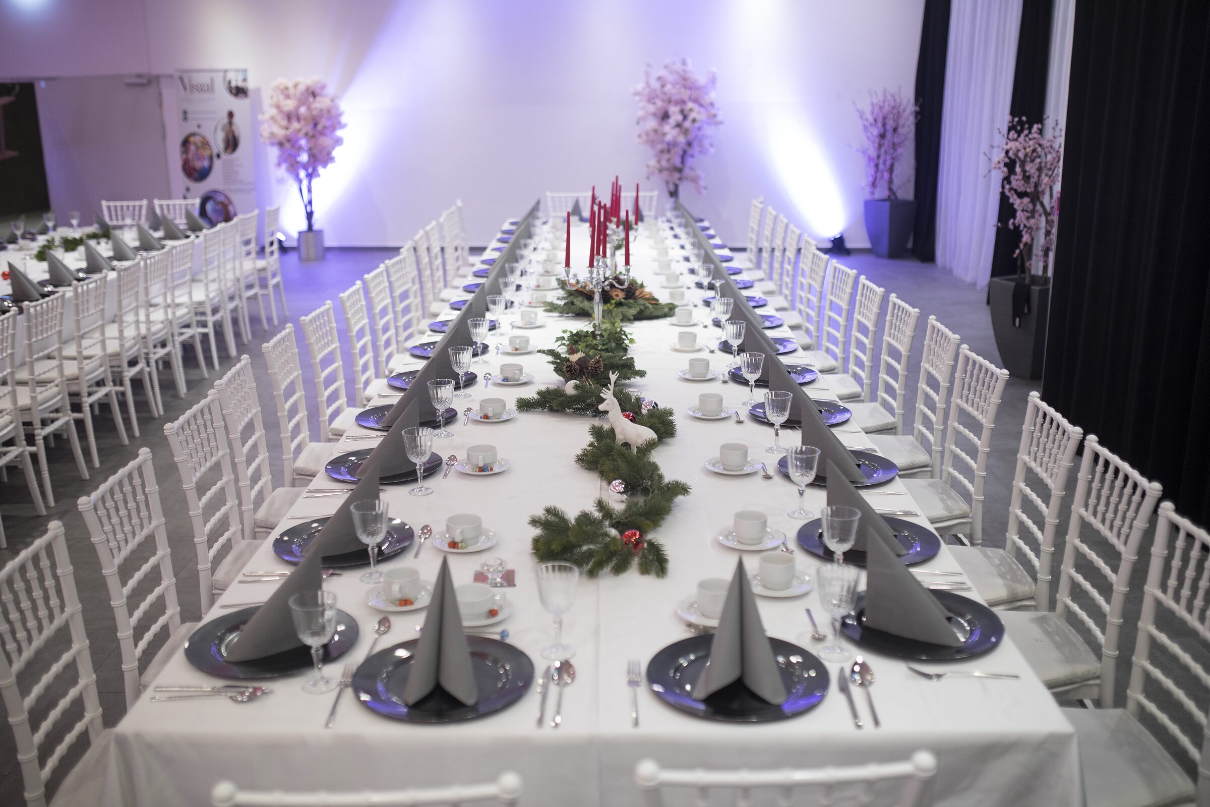 Weihnachtlich gedeckte Festtafel mit Kerzen und Tannengrün in der Visaal Event Location Krefeld