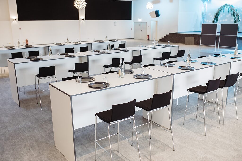 Workshop-Flächen mit Tischinseln in der Messehalle Krefeld